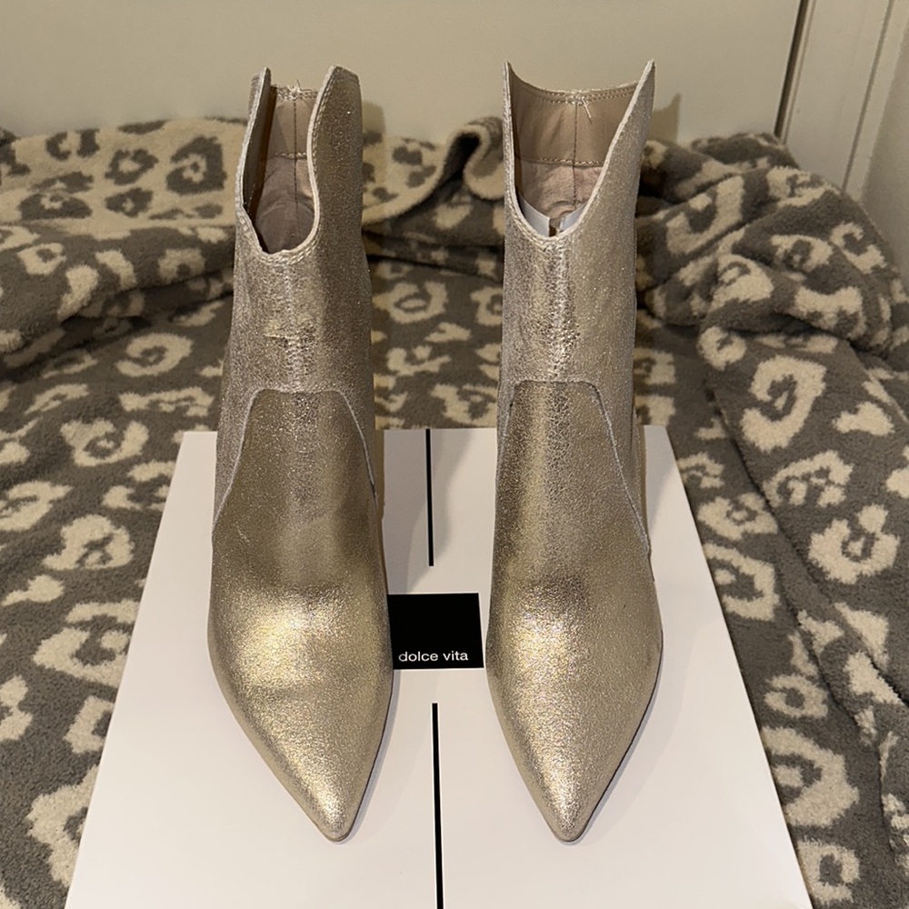 DOLCE VITA NESTLY LIGHT GOLD METALLIC SUEDE